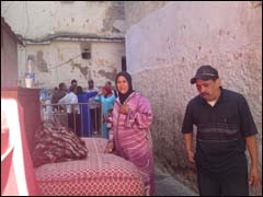 أسرة كنعان خلال نزوحها من المنزل المتصدع (خاص)